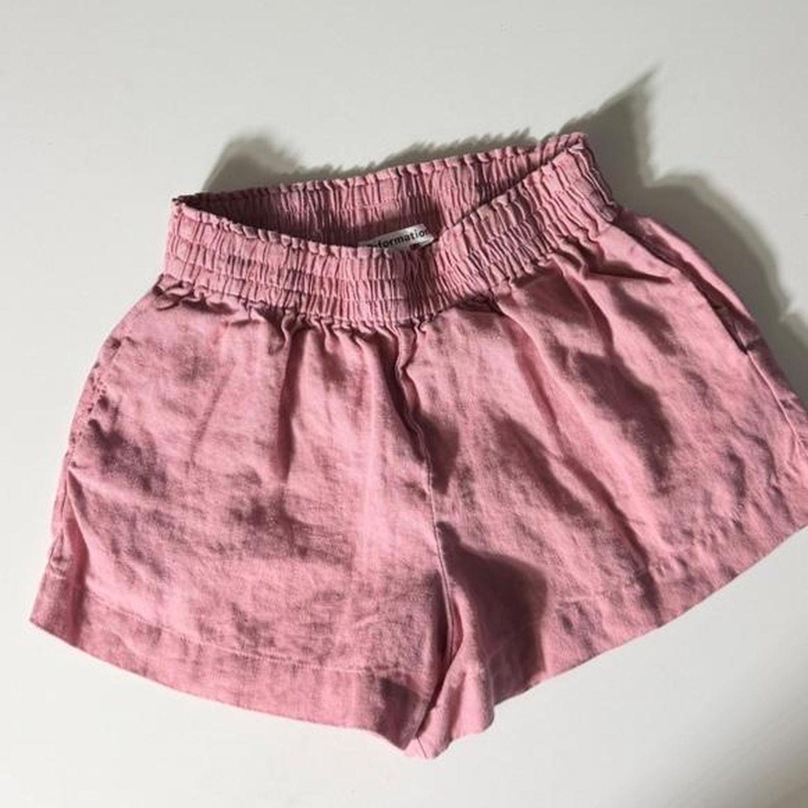 Reformation Mila Linen Shorts in Rose Petal (size x-small)